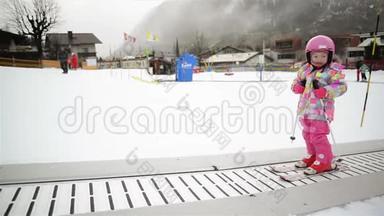 冬季户外运动中的小女孩呆在滑雪传送带上。 孩子开始滑雪了。 度假村<strong>快乐</strong>滑雪<strong>体验</strong>。
